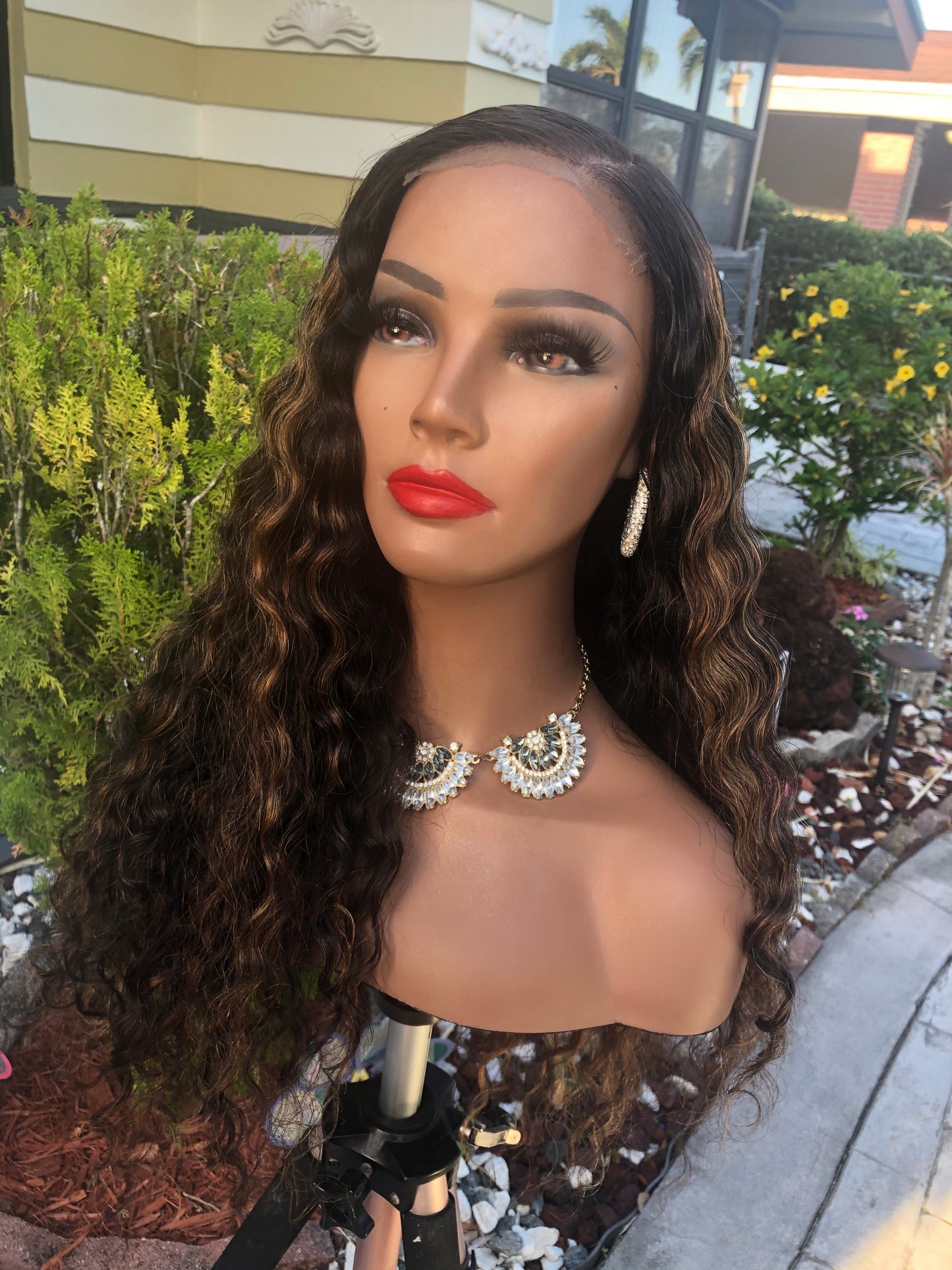 Custom glueless wig