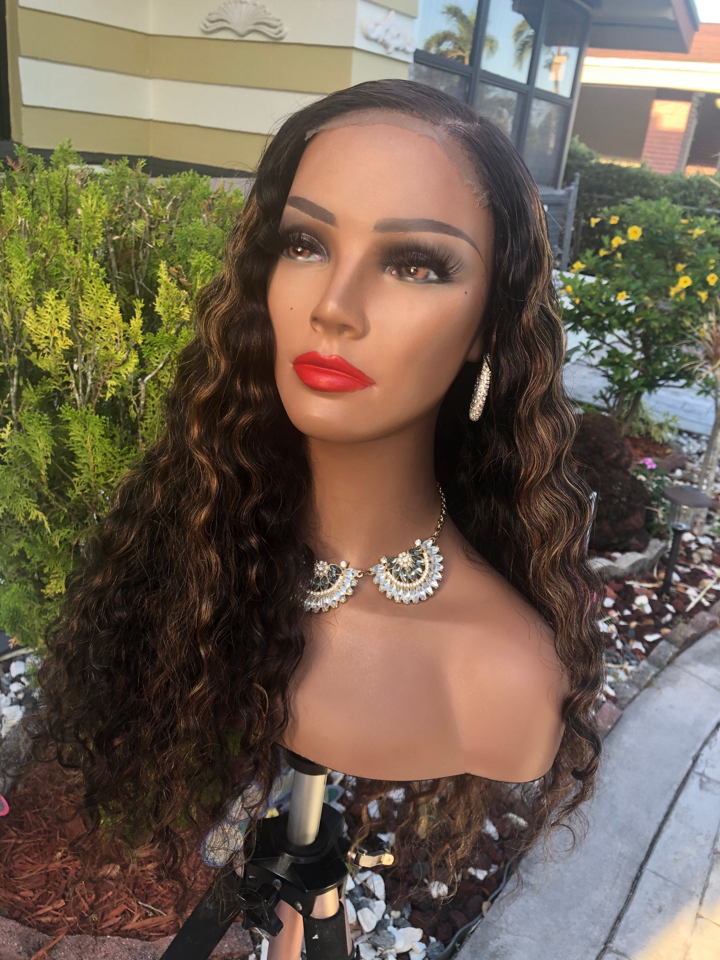 Custom glueless wig